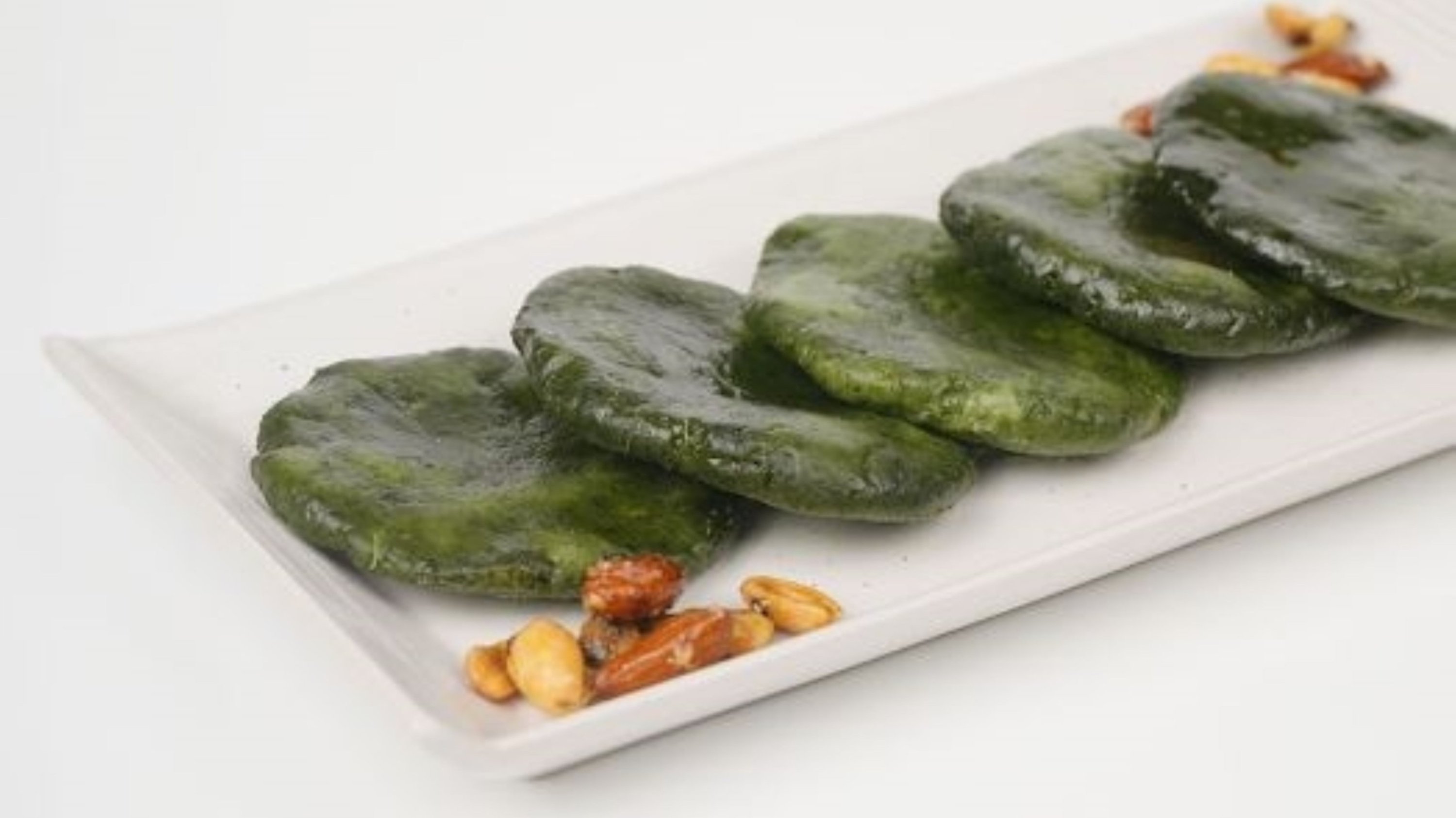 Filled with the aroma of mugwort, this mugwort rice cake brings back the taste of old times.