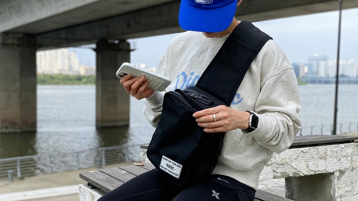 Light on the move tough on security. The ultimate anti-theft travel sling bag