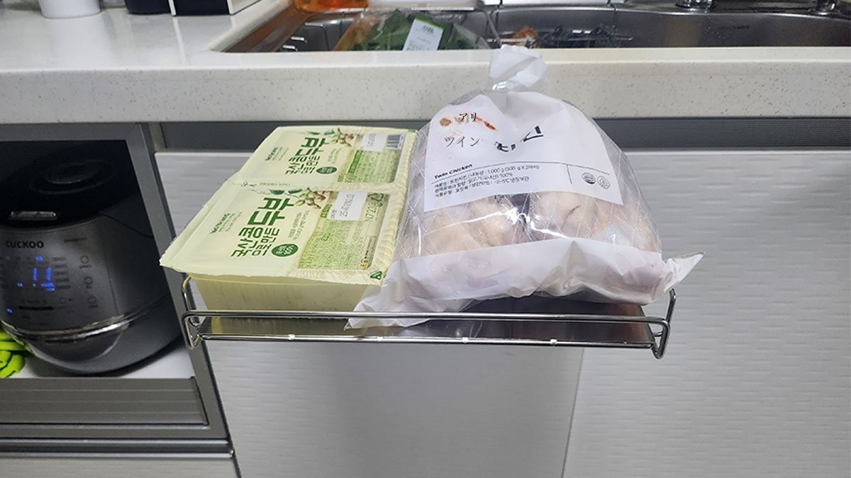 「キッチンを30cm拡張、穴あけ不要のシンク補助棚」