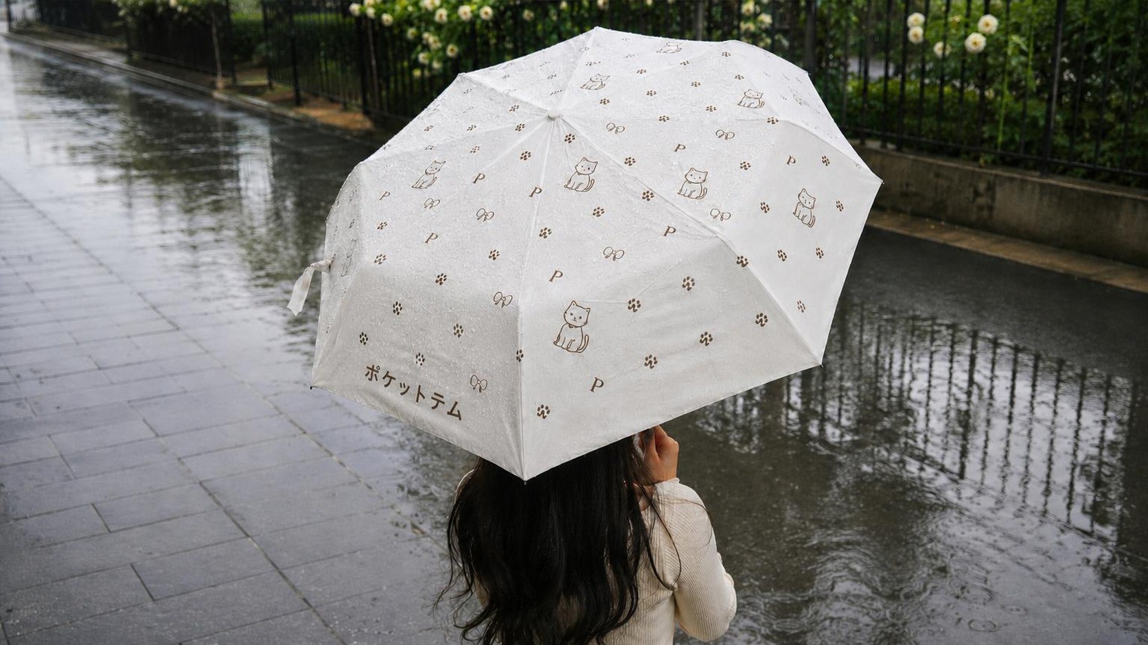 どこで買ったの？と聞かれる、デザインと遮光を両立したギフト向け晴雨兼用傘