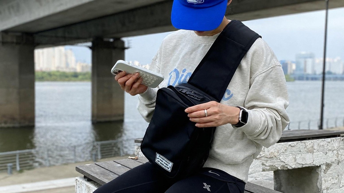 軽やかな動きと強固なセキュリティ。盗難防止にこだわったトラベルスリングバッグ