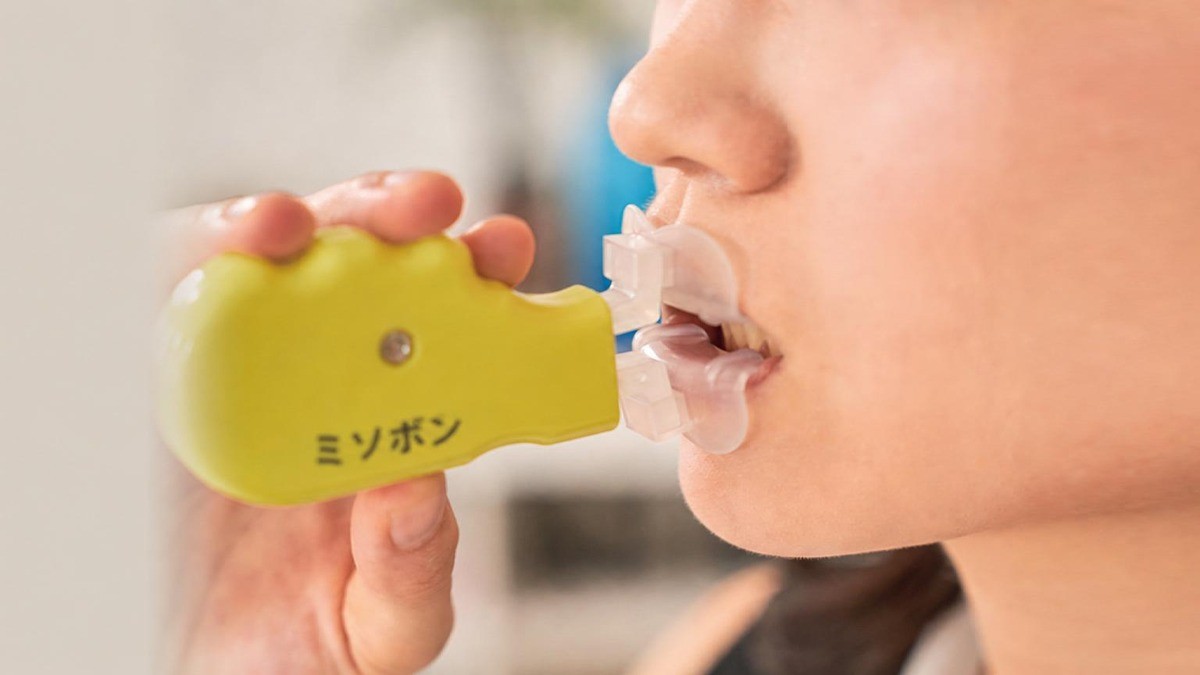 施術なしで口角とたるみをリフトアップ、1日3分の美しい口元エクササイズ