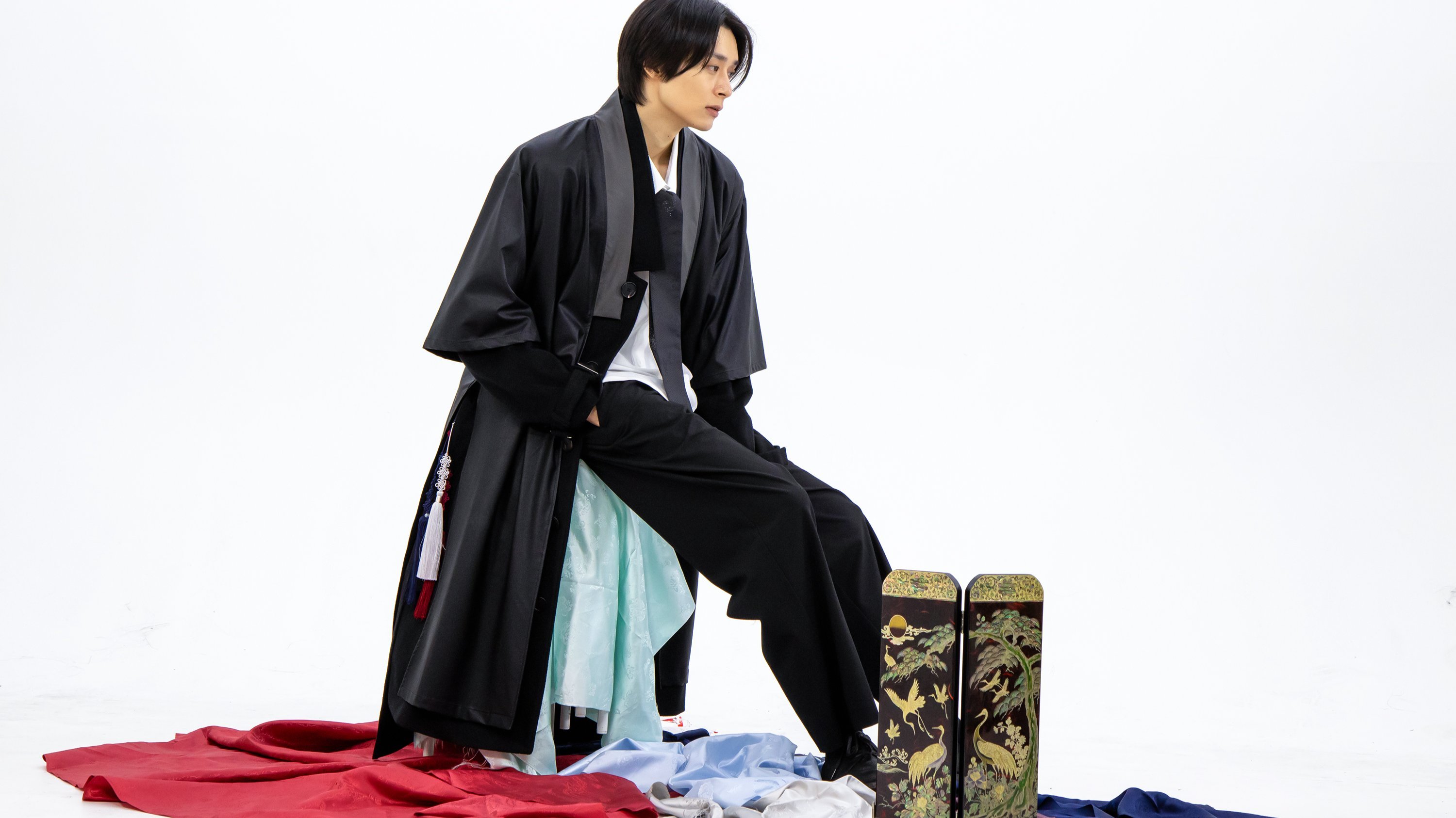 [独家公开]无论披上什么都是韩服。羊绒领大衣+斗篷的和谐搭配