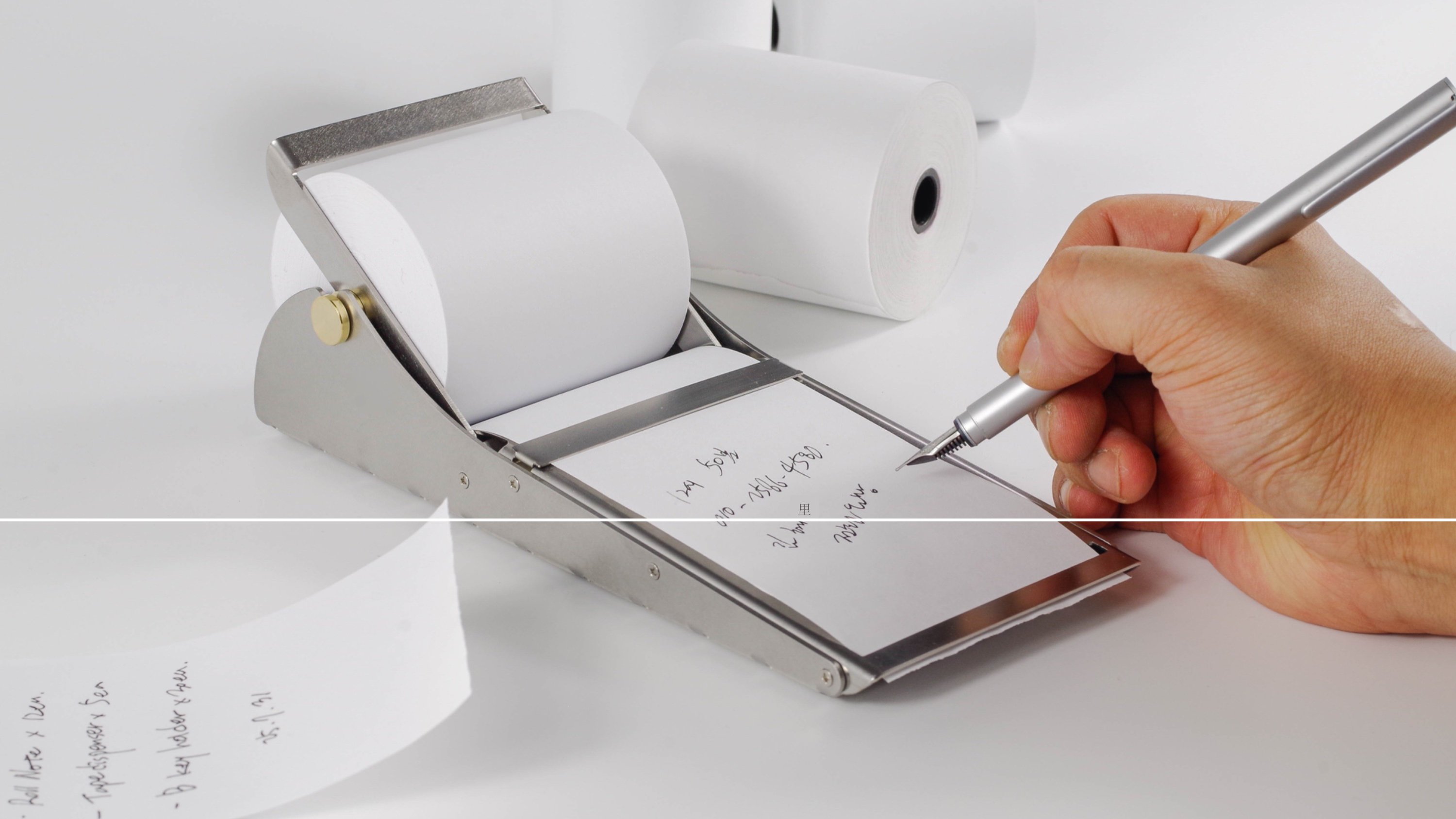 "记录瞬间。"书桌上用手按着写下的那行文字。