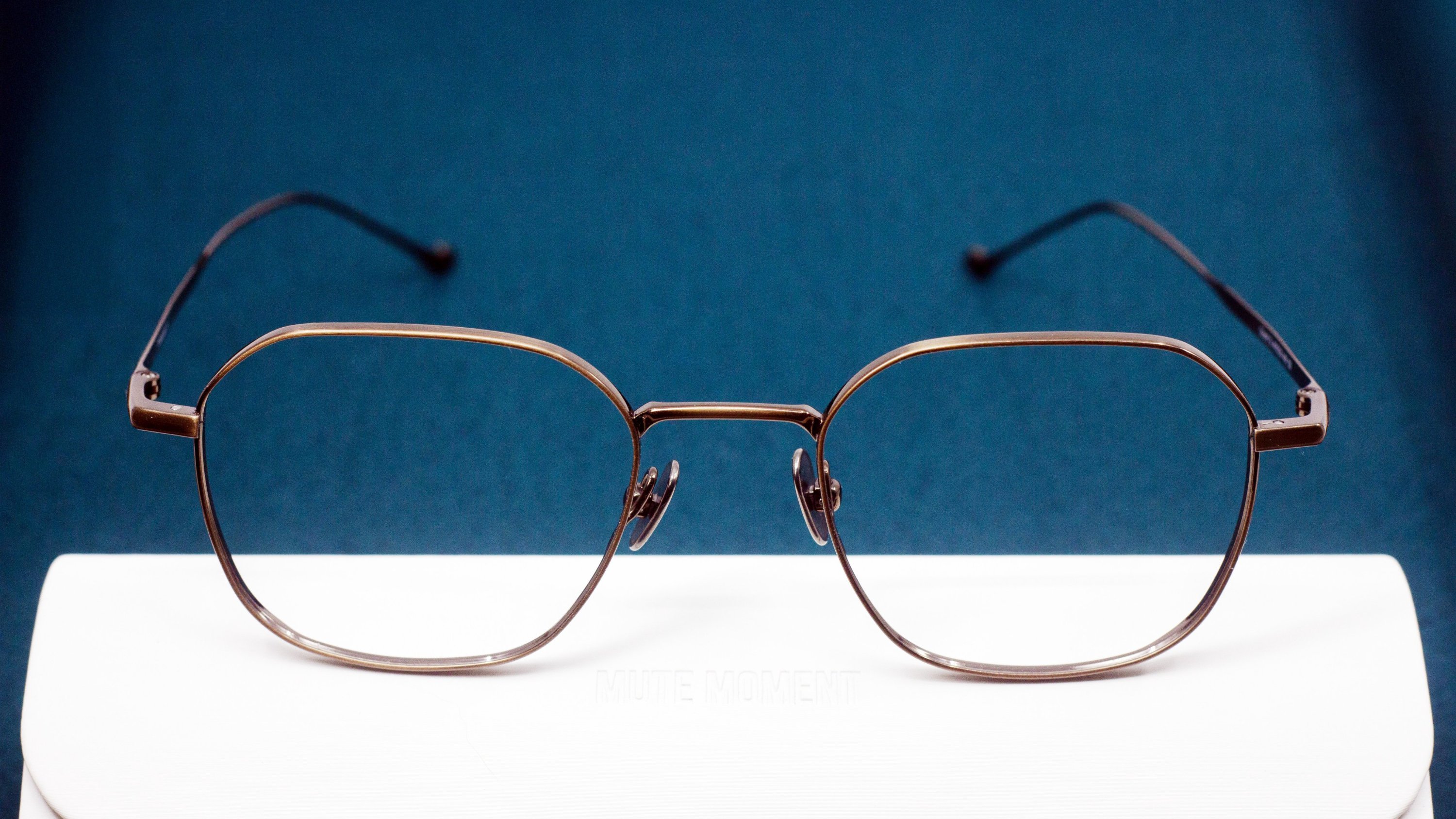 超越奢侈品的特殊处理高端全钛眼镜，兼具美感与佩戴舒适度