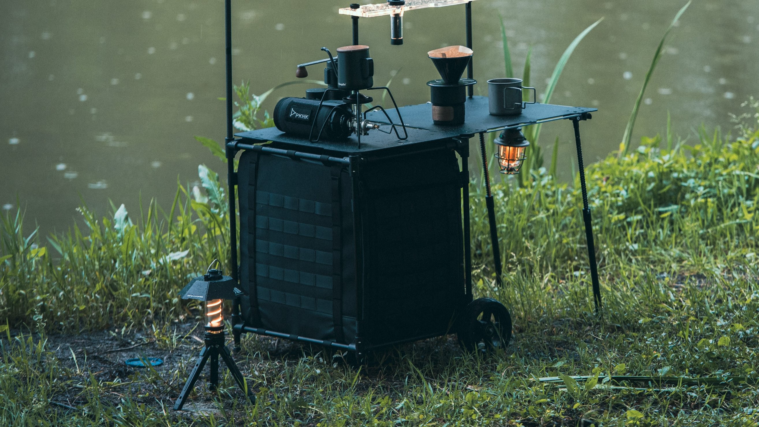 行李箱也能变成桌子？旅行或露营时，带上这个就够了