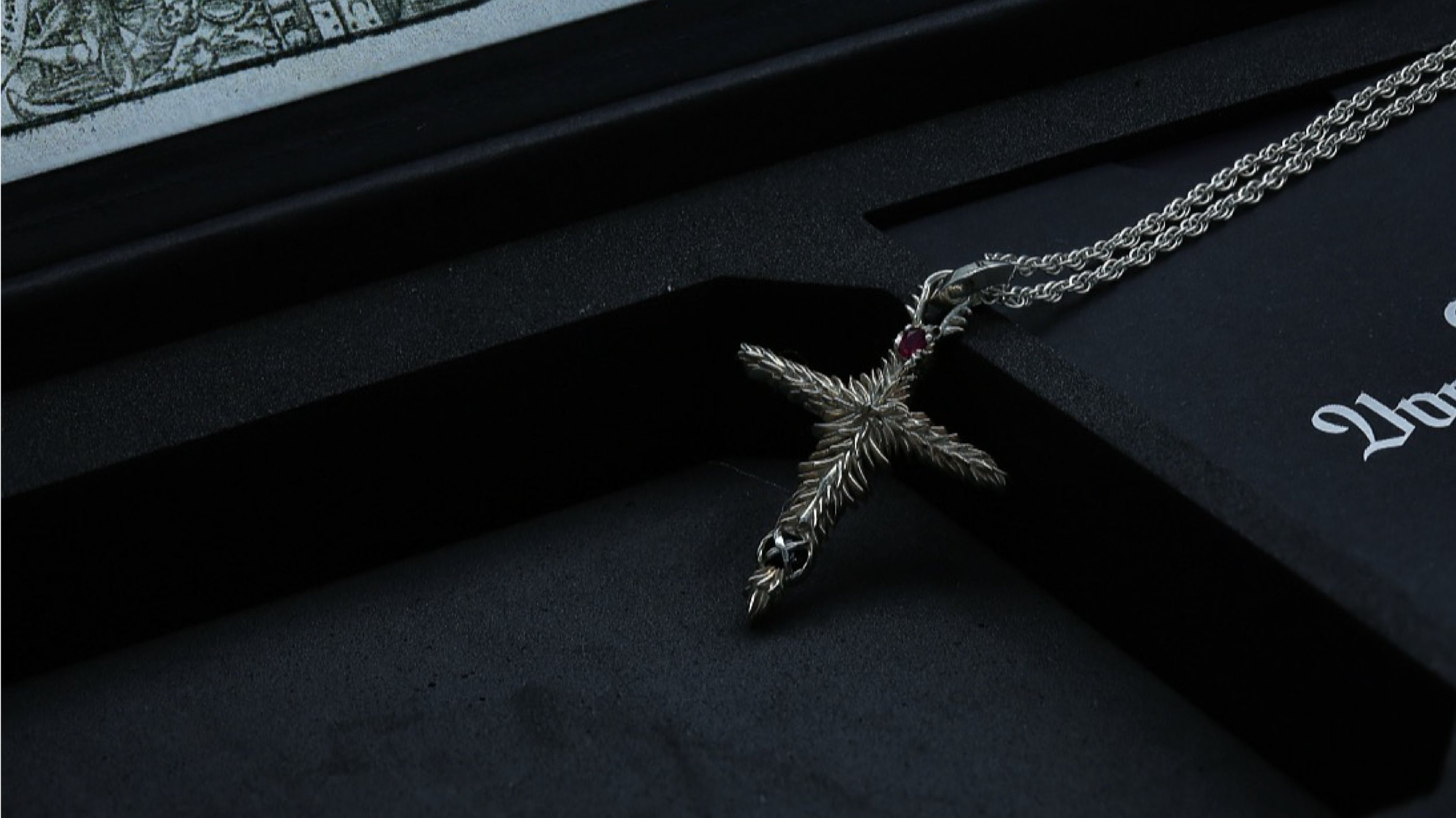 天然红宝石与缟玛瑙铸就的创意象征吊坠，空间之核