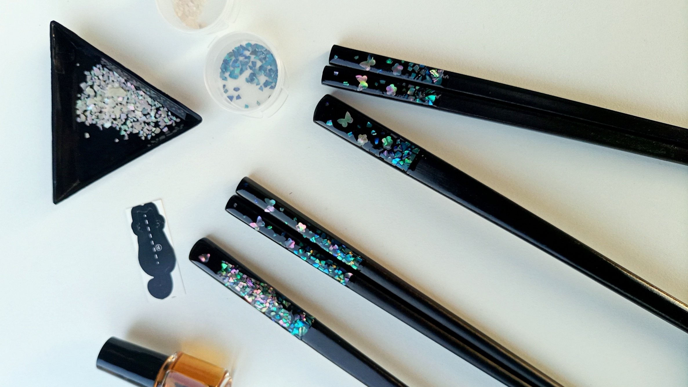 《漆器贝壳餐具DIY套装：含有花蝶图案的猫咪设计》