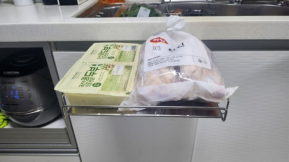 “无打孔设计，帮你厨房空间多出30cm的辅助置物架”