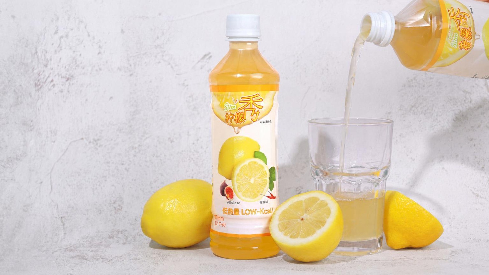夏日轻饮柠檬水，身心清爽无负担！